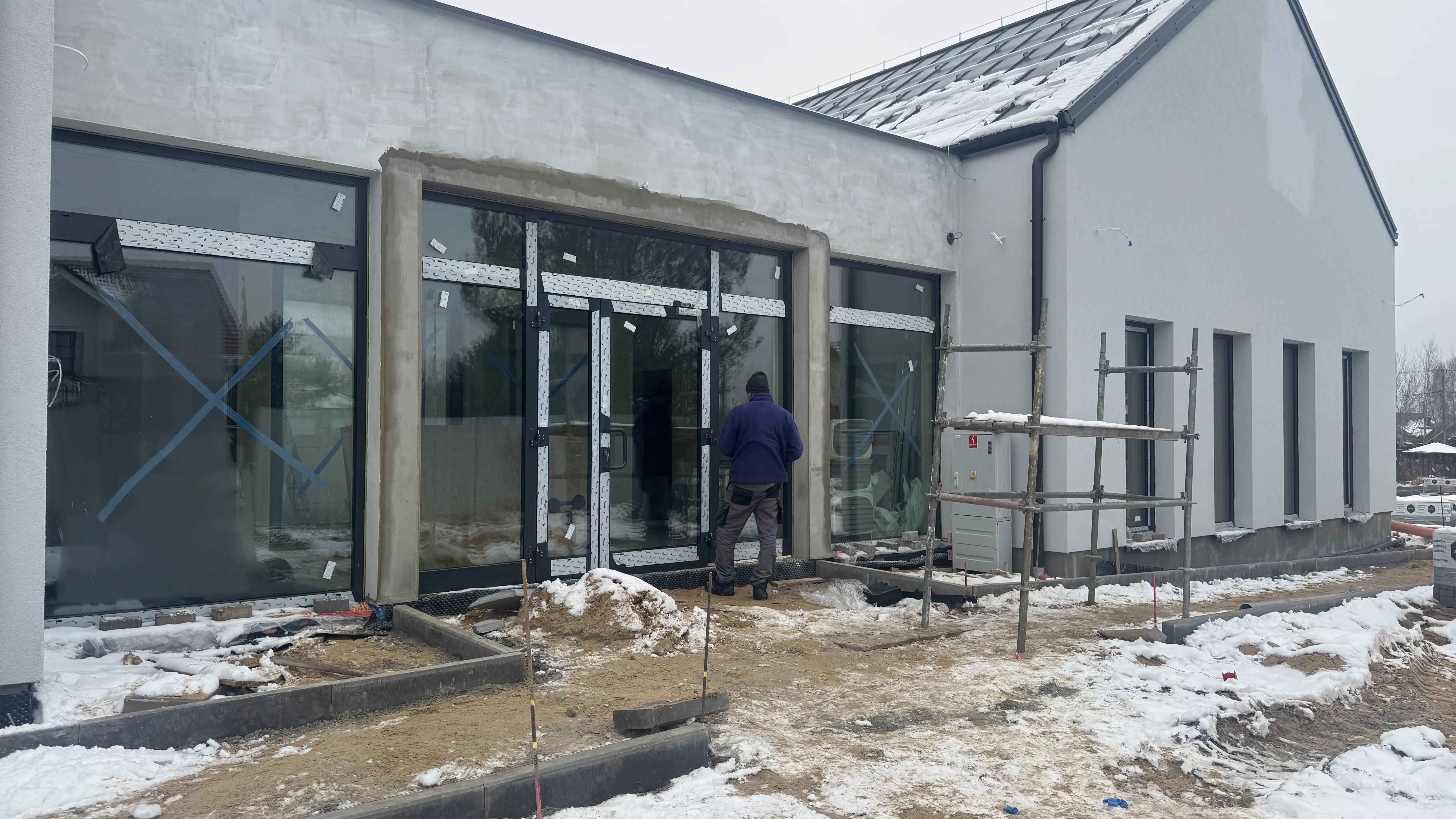 Witryna aluminiowa z drzwiami wejściowymi do obiektu usługowego — Płock