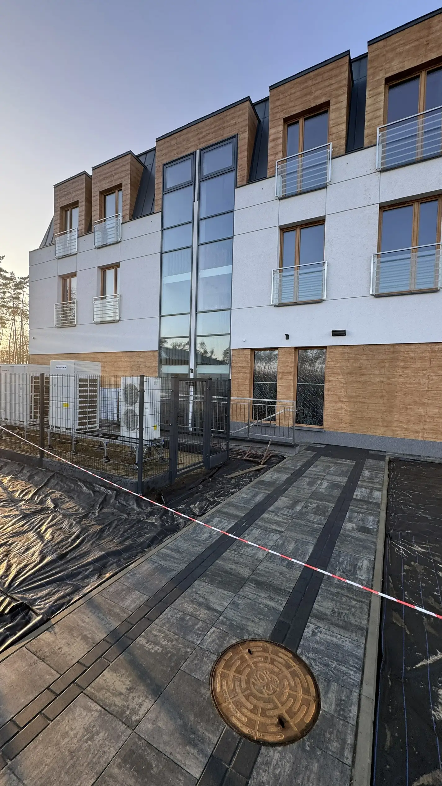 Fasada aluminiowa w budynku wielorodzinnym z oknami antracytowymi — Płock