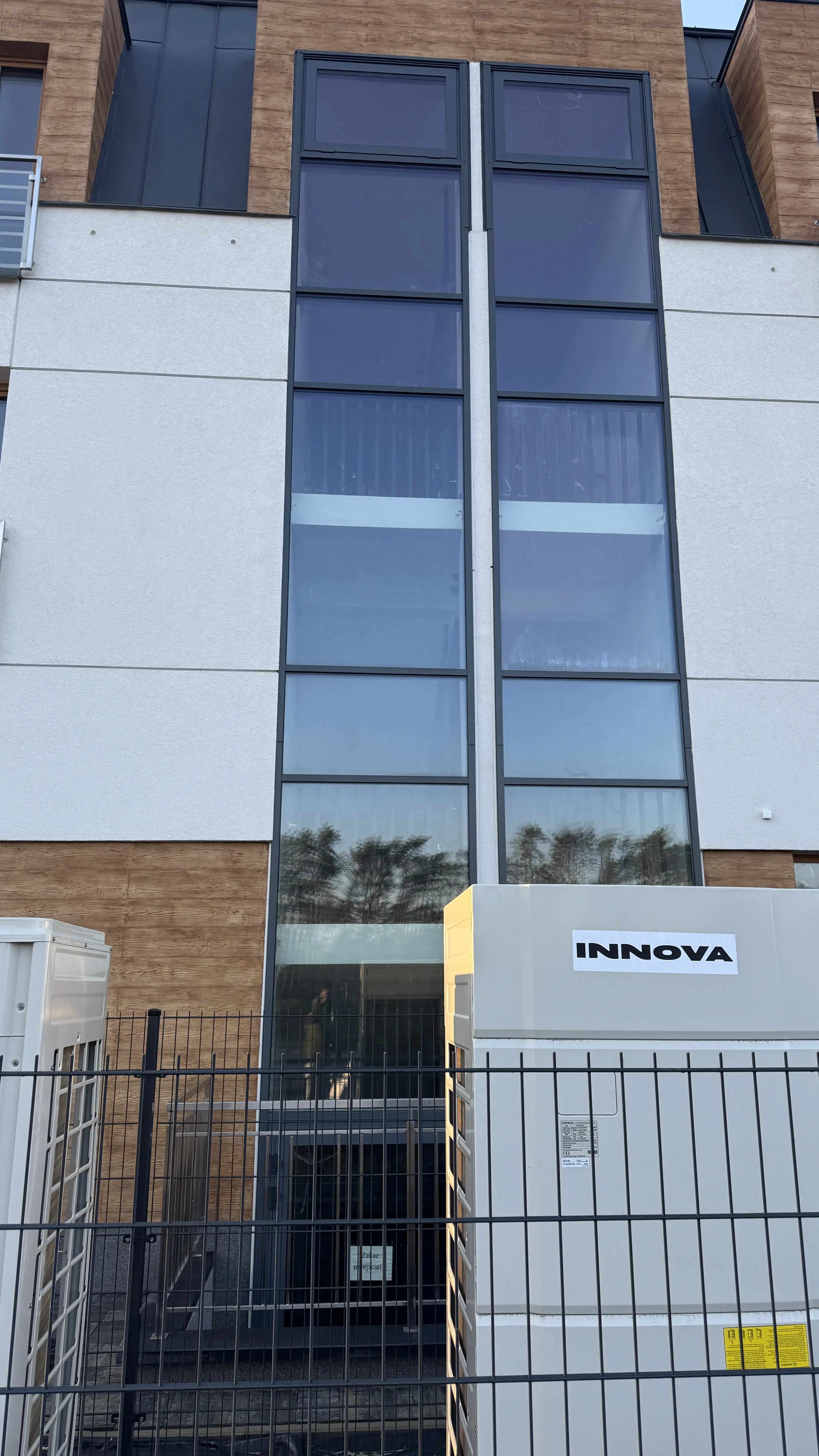 Fasada aluminiowa klatki schodowej w budynku mieszkalnym — realizacja Płock