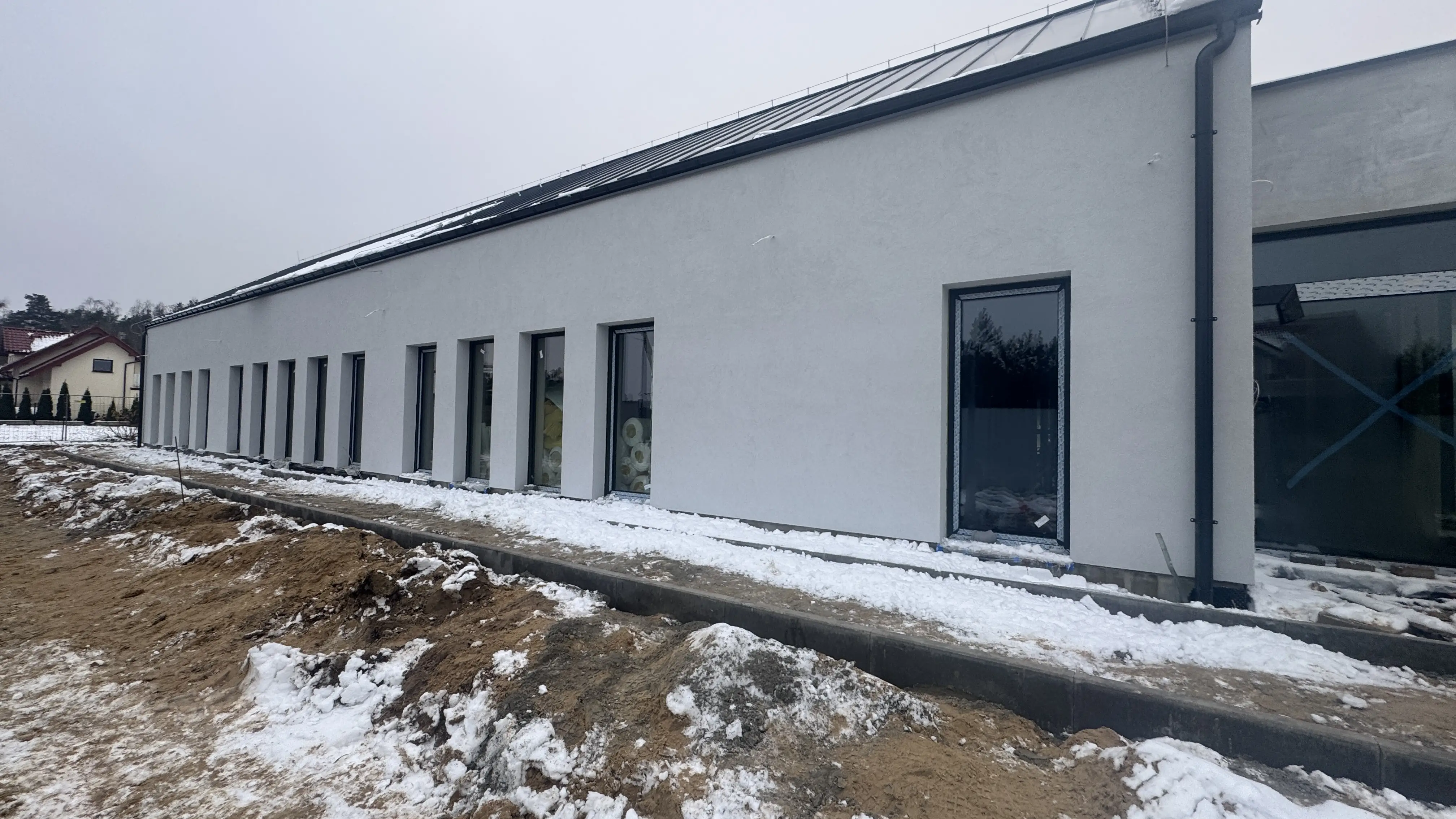 Rząd okien aluminiowych antracyt w obiekcie usługowym — realizacja Płock