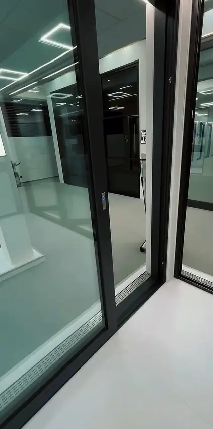 Okna i drzwi aluminiowe Procural w salonie ekspozycyjnym