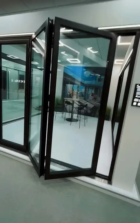 Drzwi harmonijkowe aluminiowe Procural — salon