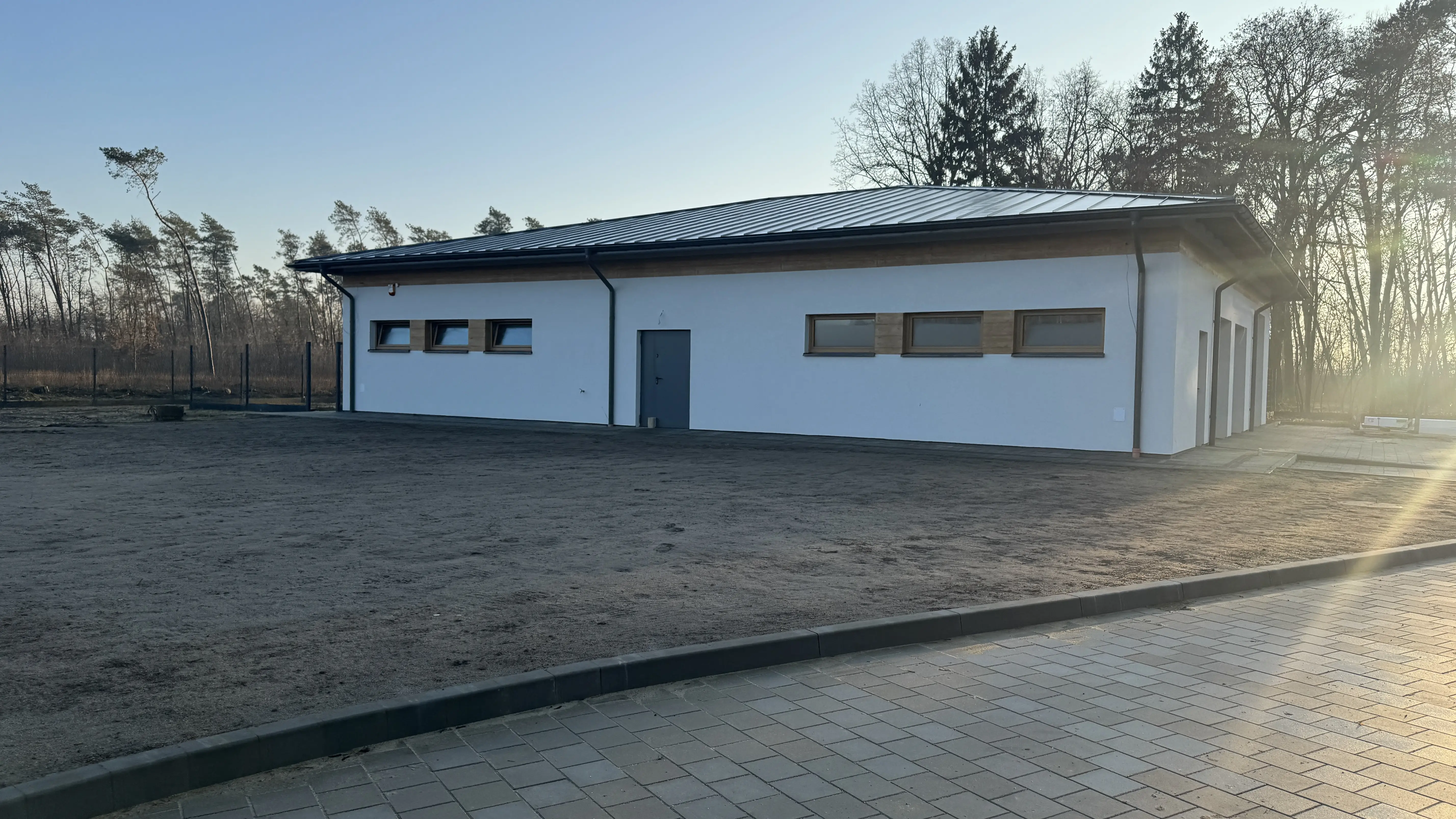 Okna i bramy garażowe w budynku gospodarczym — realizacja Płocka Fabryka Okien