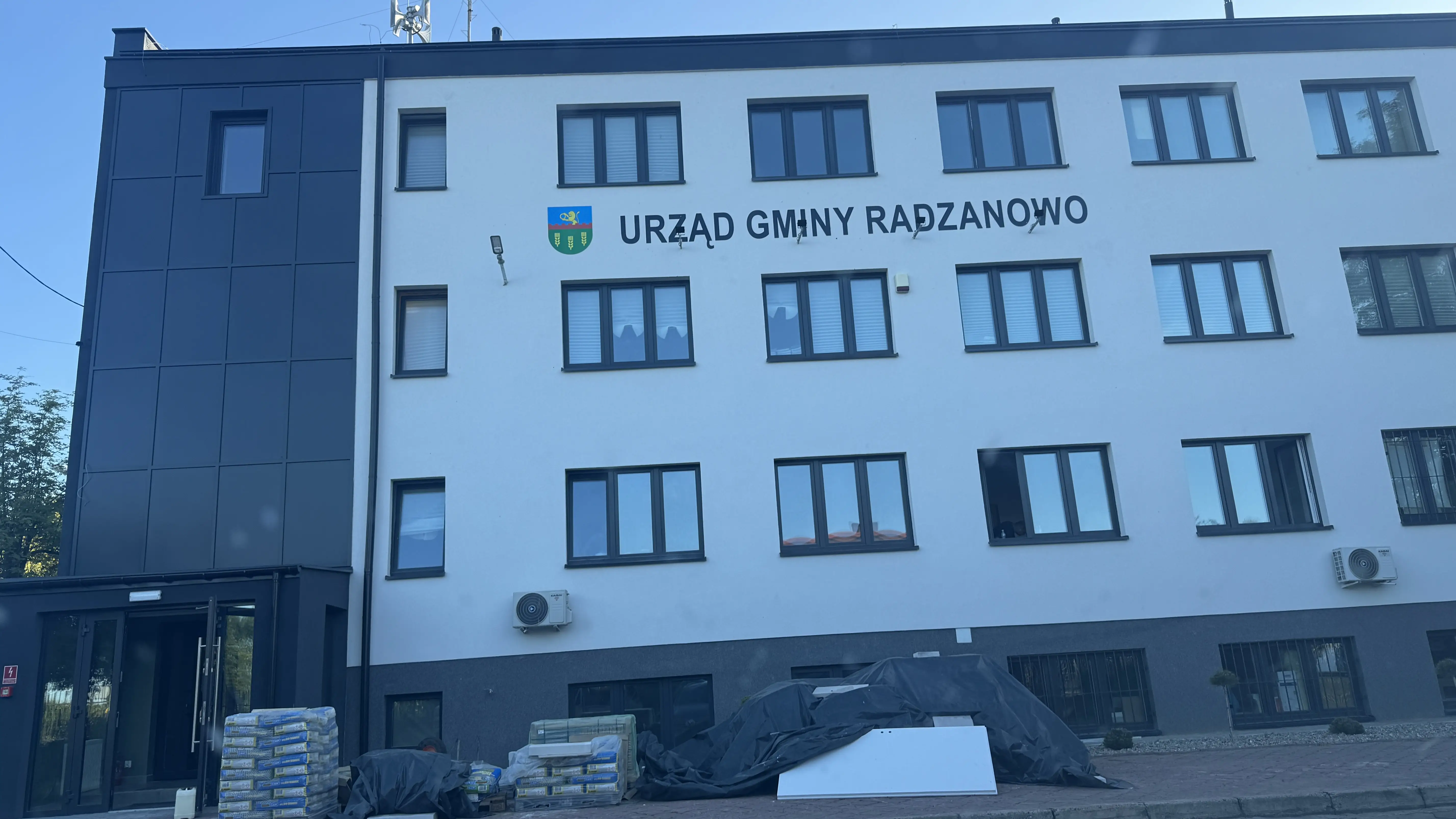 Wymiana okien w Urzędzie Gminy Radzanowo — realizacja Płocka Fabryka Okien