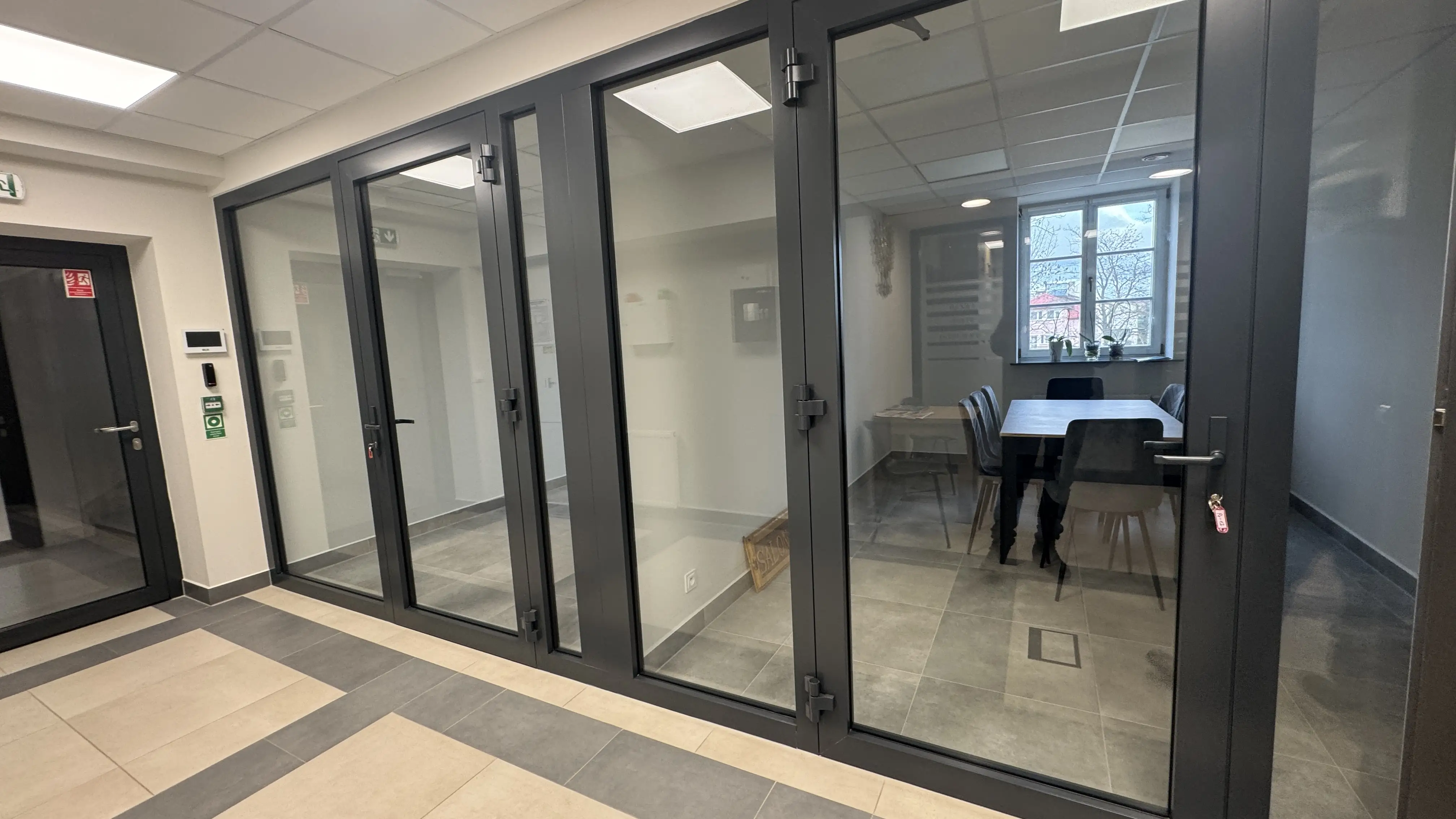 Wewnętrzna witryna aluminiowa antracyt w biurze — realizacja Płock
